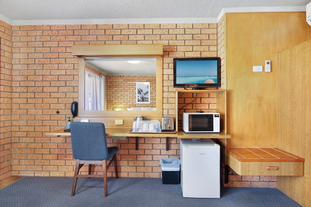 ROYAL PALMS MOTOR INN 64/76
