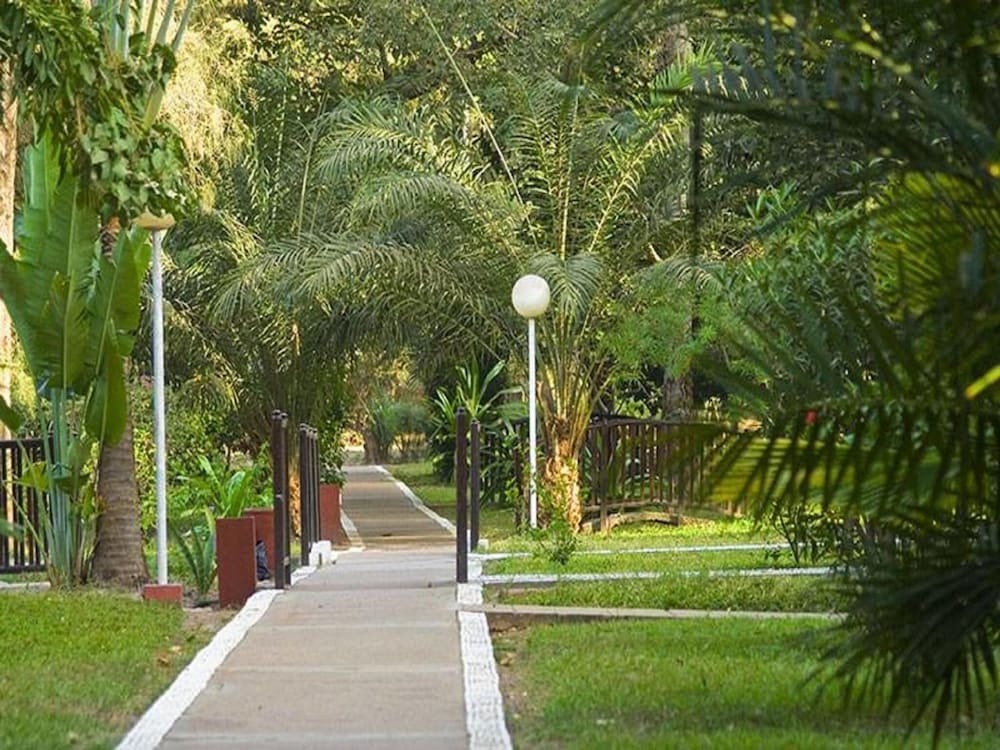 Senegambia Beach Hotel 70/73