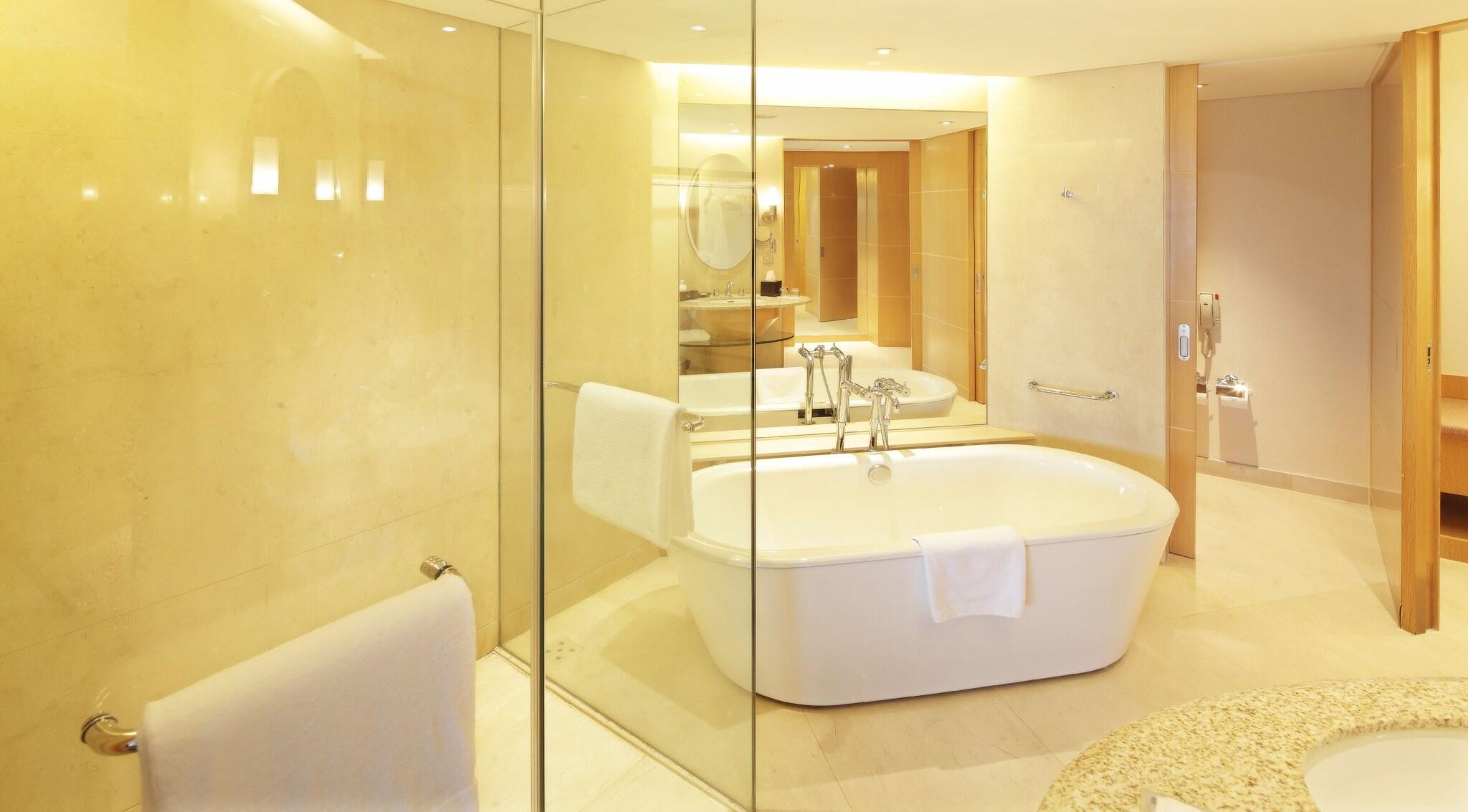 غرفة بسريرين منفصلين بإطلالة على البحيرة، Le Meridien Shanghai Sheshan 4/4