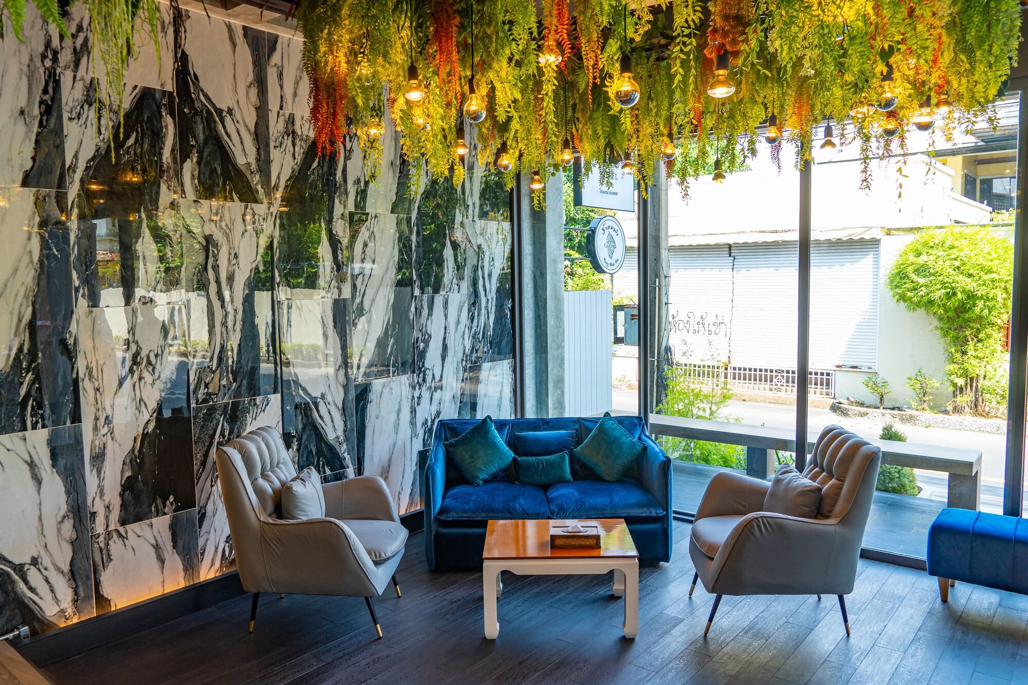 J Place Hotel by ZUZU 31/50