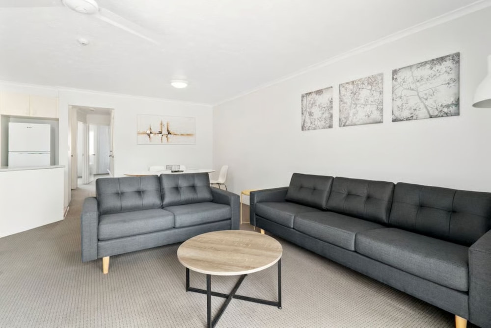 MARKHAM COURT 41/66