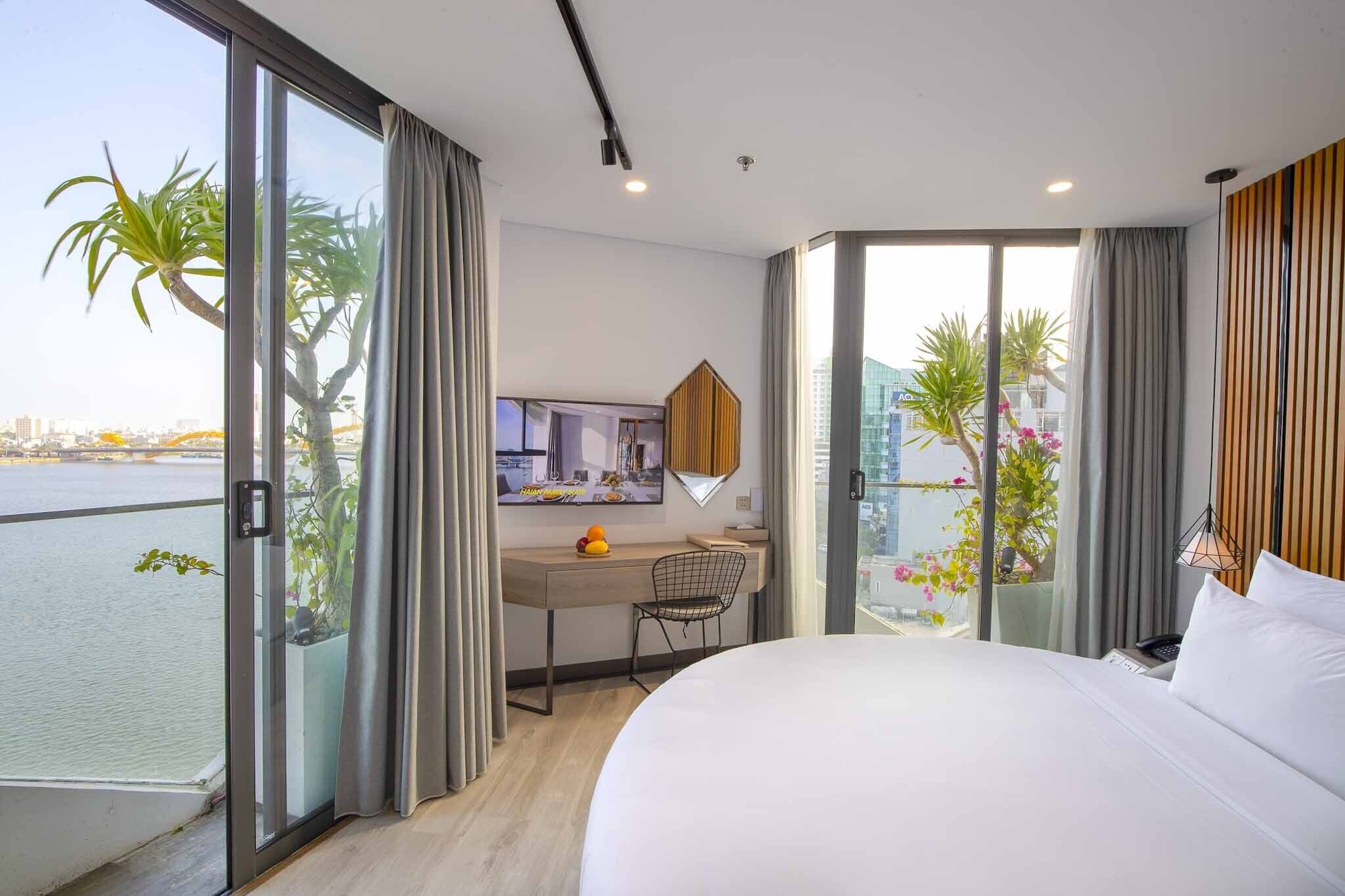 Deluxe, King Bed, River Front, Balcony
