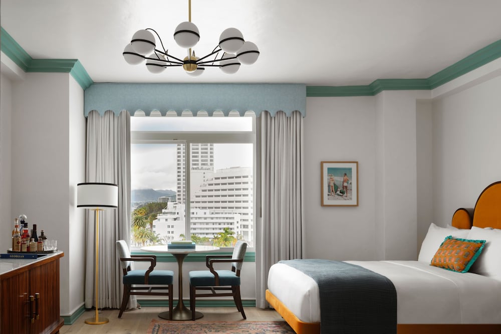 DELUXE, KING BED, HIGH FLOOR