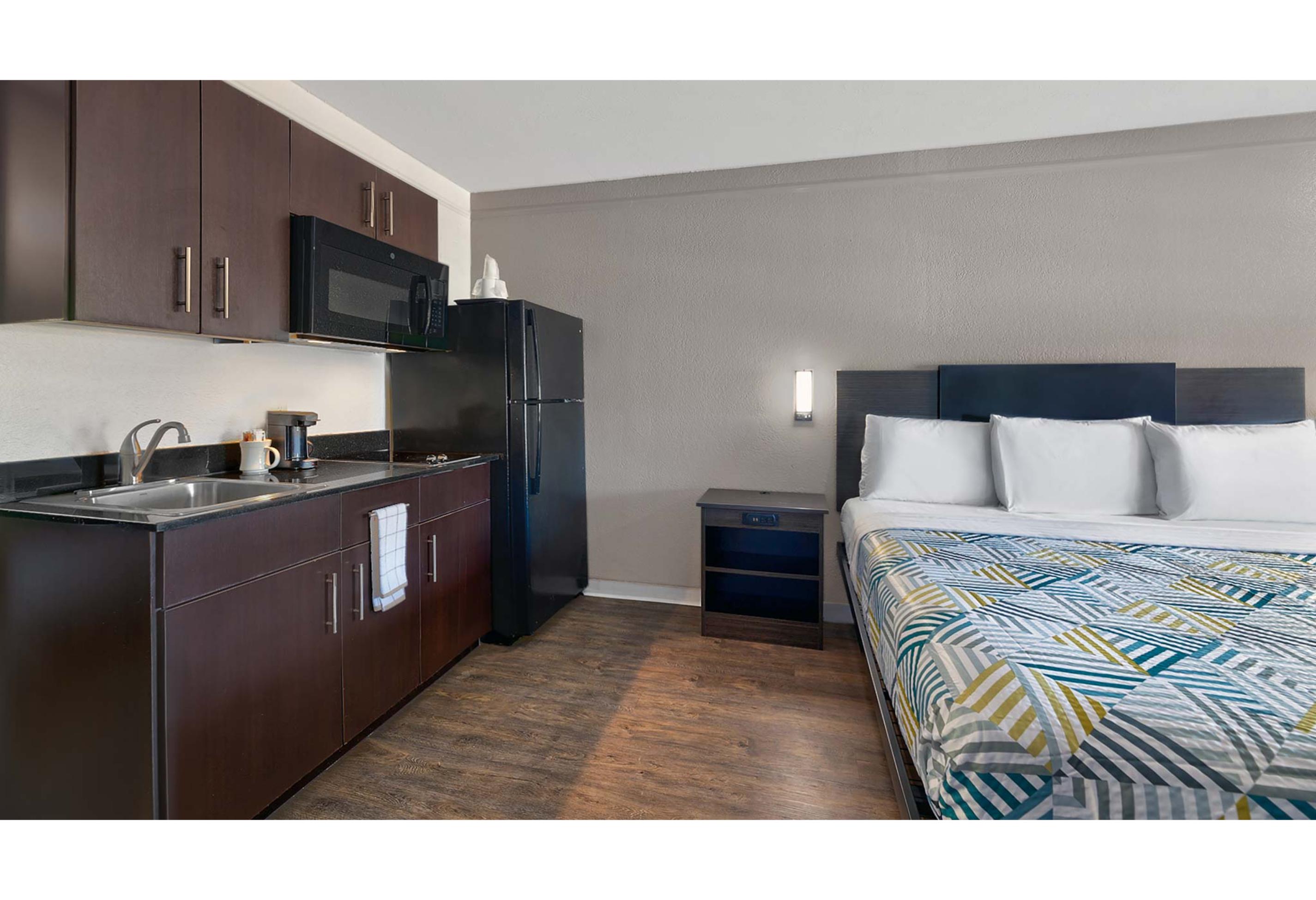 1 King Bed Mobility Accessible Tub, Nsmk