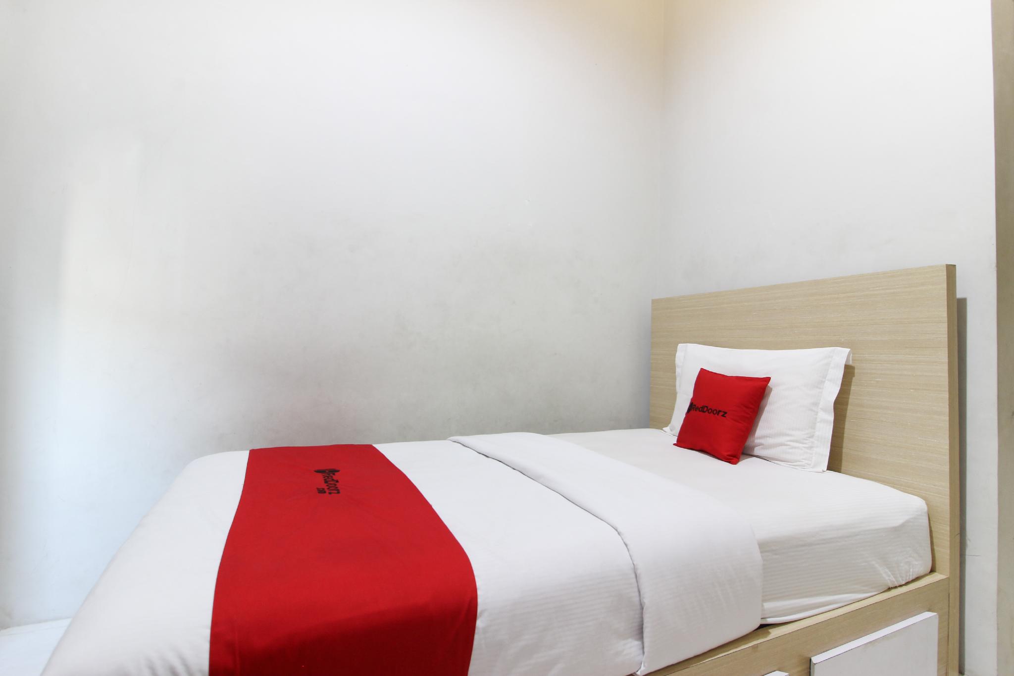 Reddoorz Plus Near Upn Jogjakarta 2 21/32