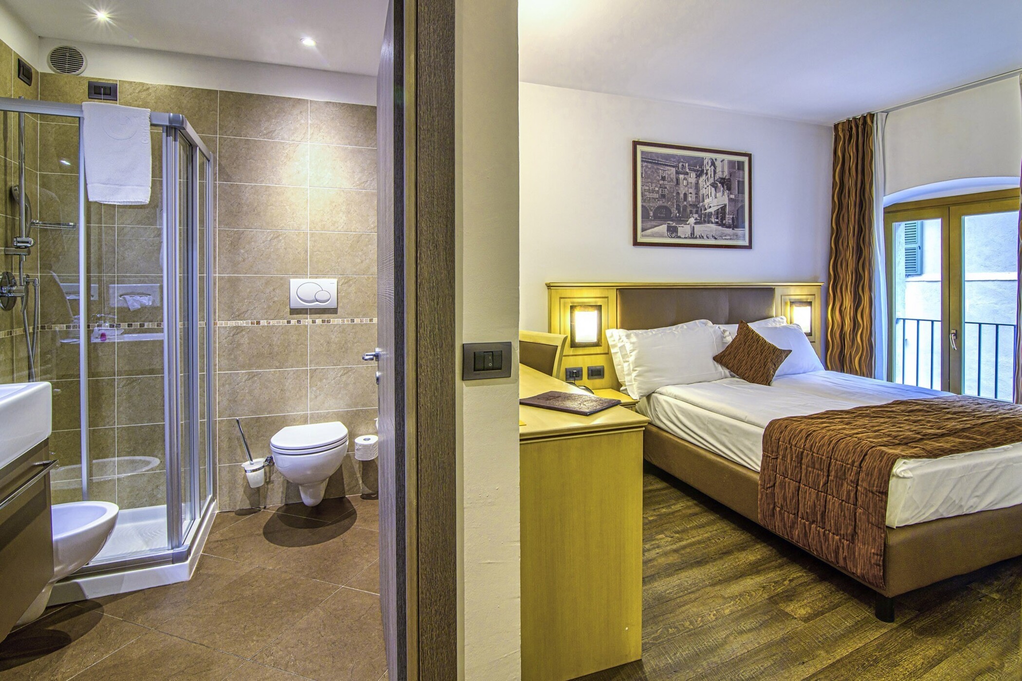 Room, Single, Queen Bed, Back Side
