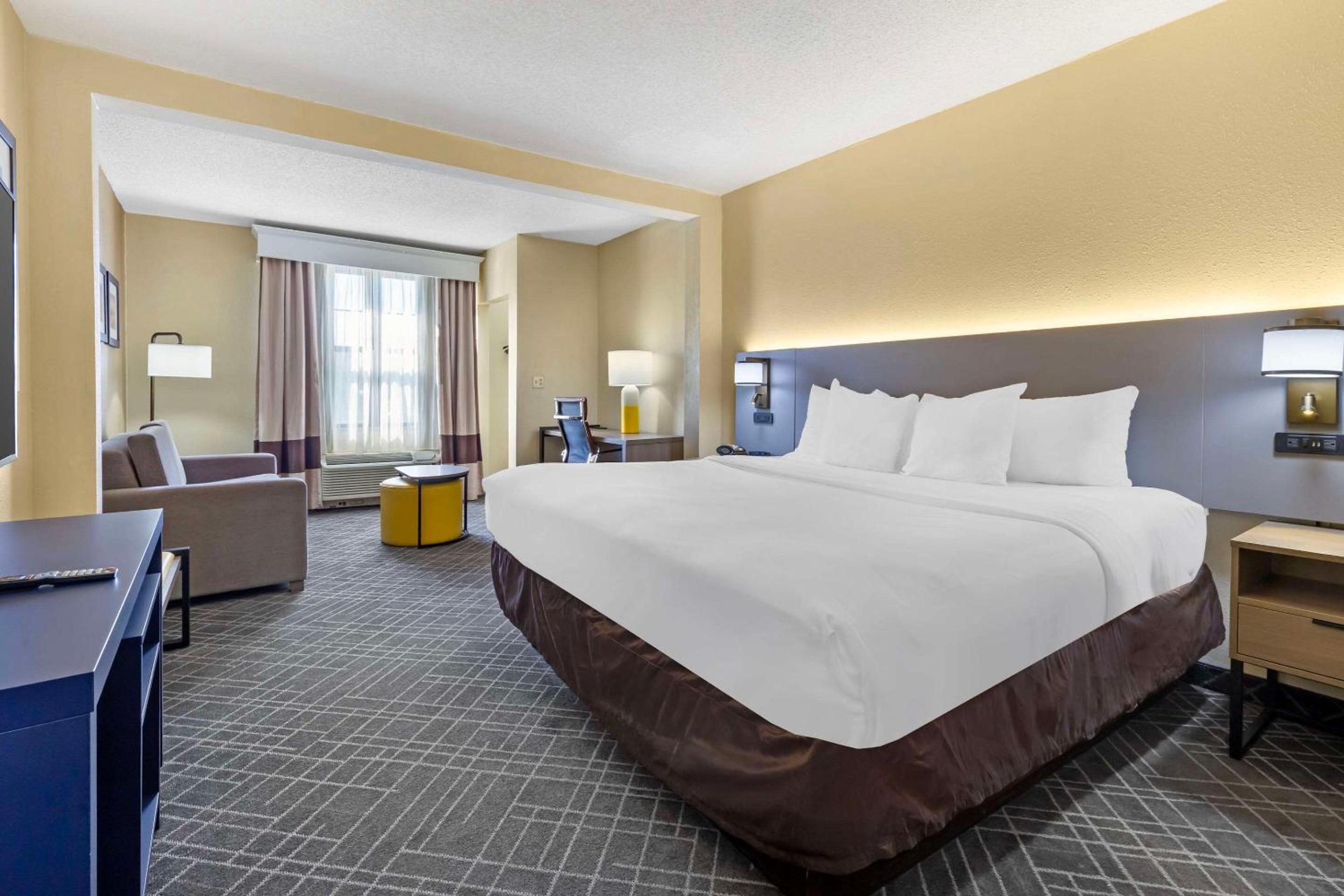SUITE, KING BED