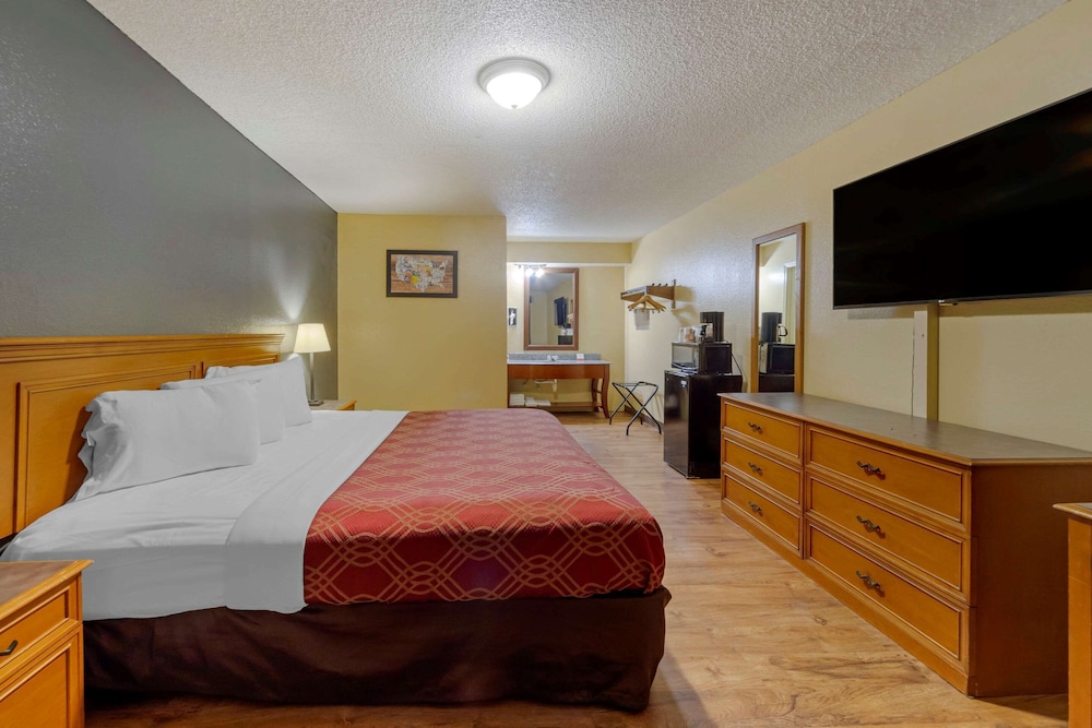 Econo Lodge Pryor 23/58