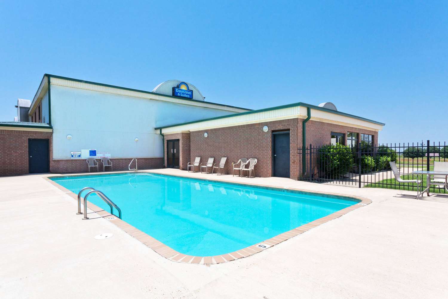 Days Inn & Suites by Wyndham Wynne 9/10