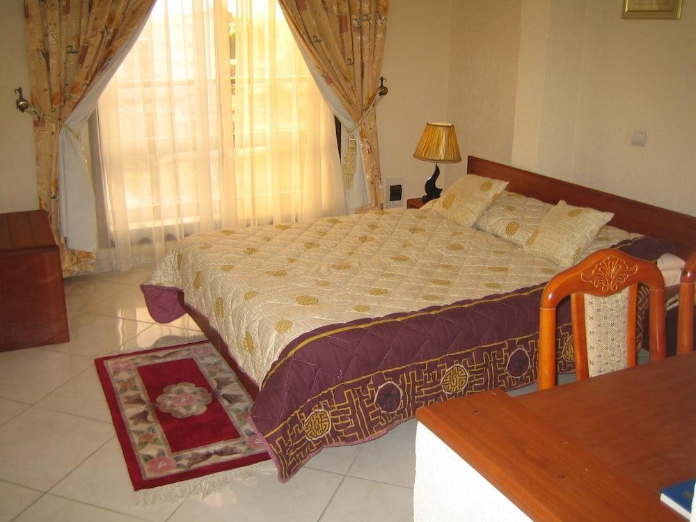 Senior, Twin Beds