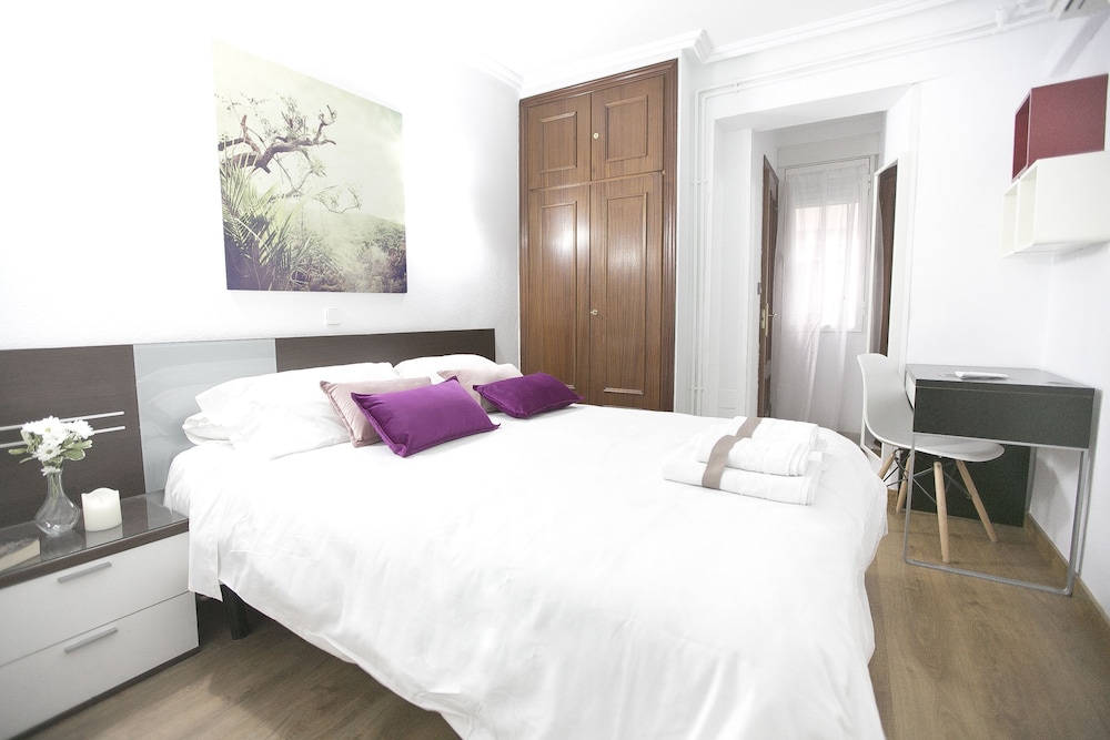 ROOM, DOUBLE BED