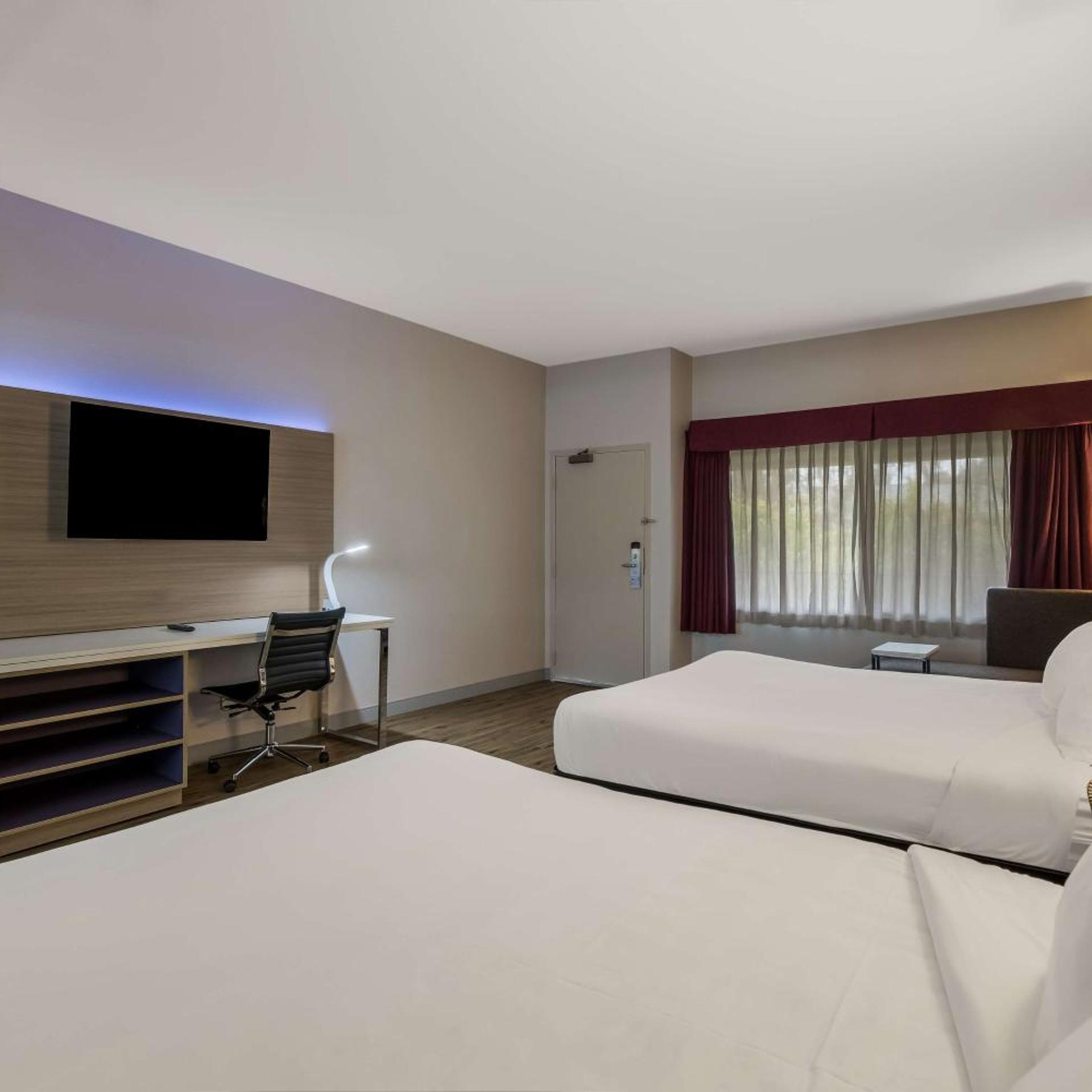 Room, King Bed, 2 Queen Beds, Freeway Side