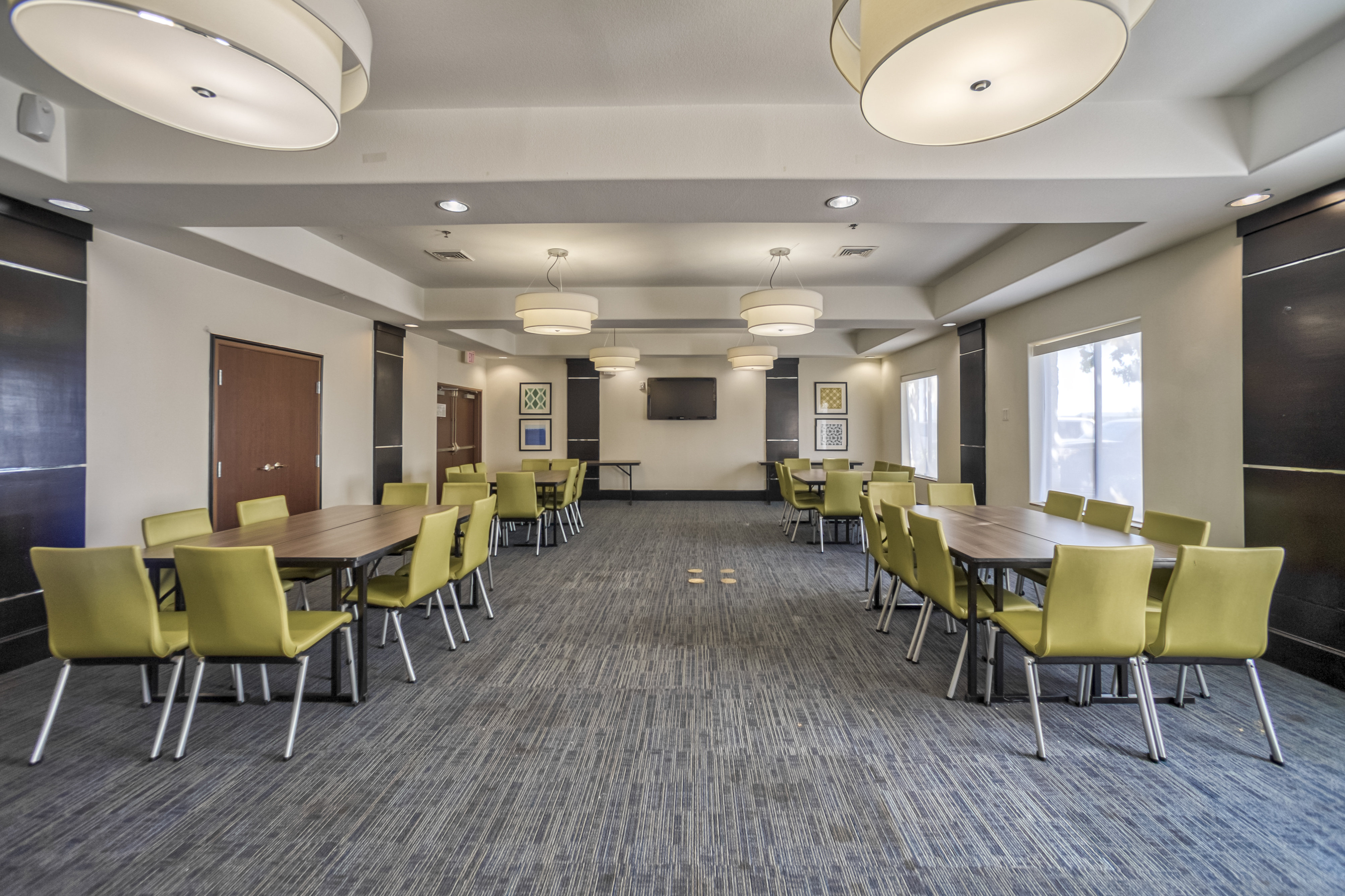 Holiday Inn Express Suites Beeville 62/76