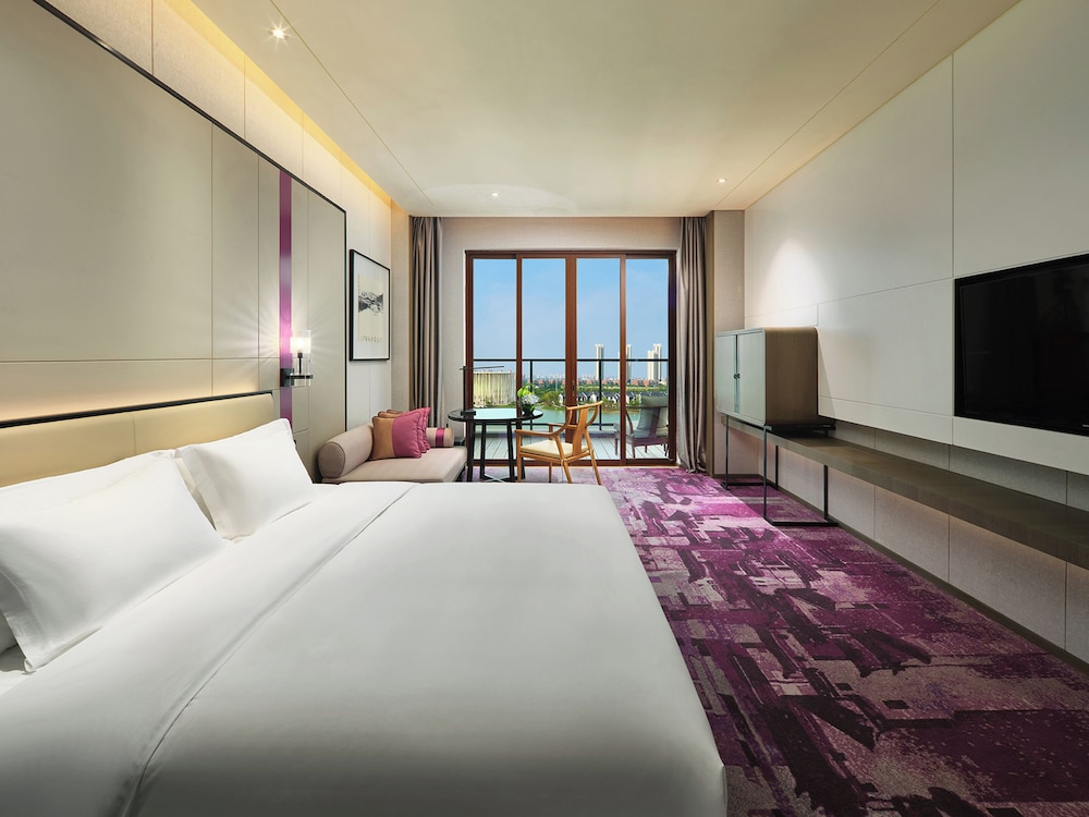 CLUB, KING BED
