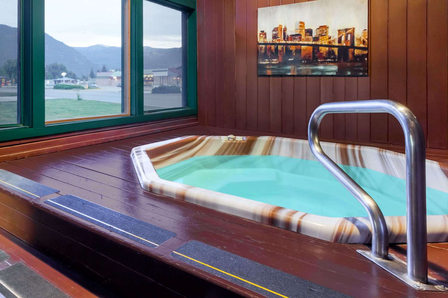 Sandpoint Inn Ponderay, ID 5/8