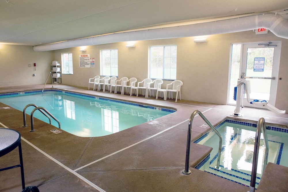 Cobblestone Hotel Knoxville 30/56