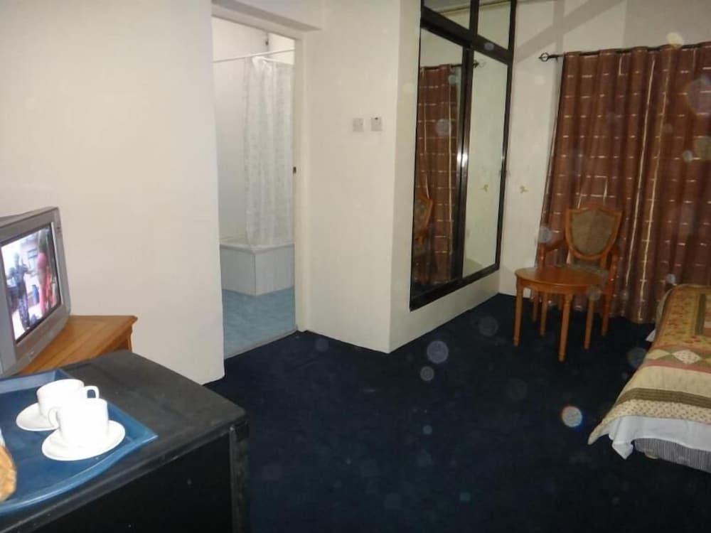Ed Scob Suites 25/25