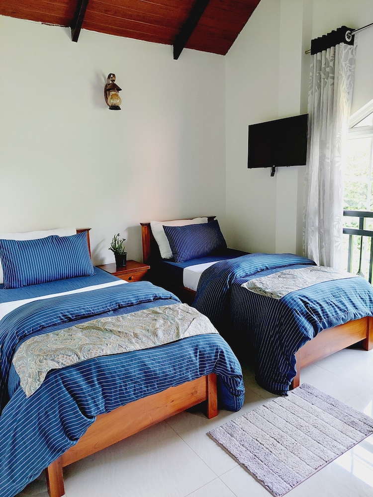 DELUXE, TWIN BEDS
