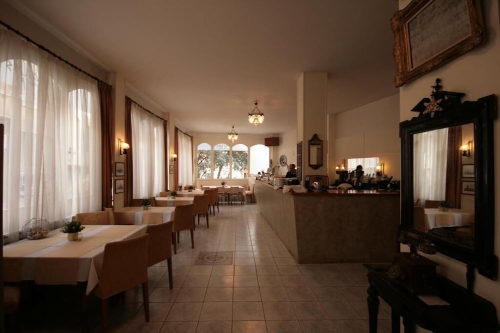 Adams Hotel 28/35