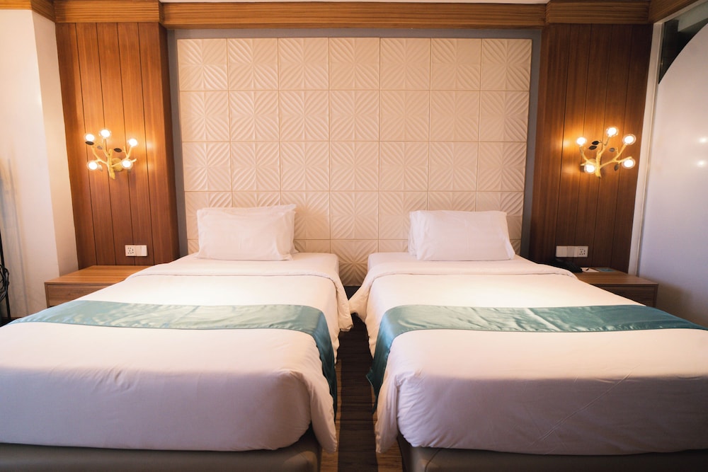 Premier, Twin Beds, The Orchard Hotel Baguio 6/9