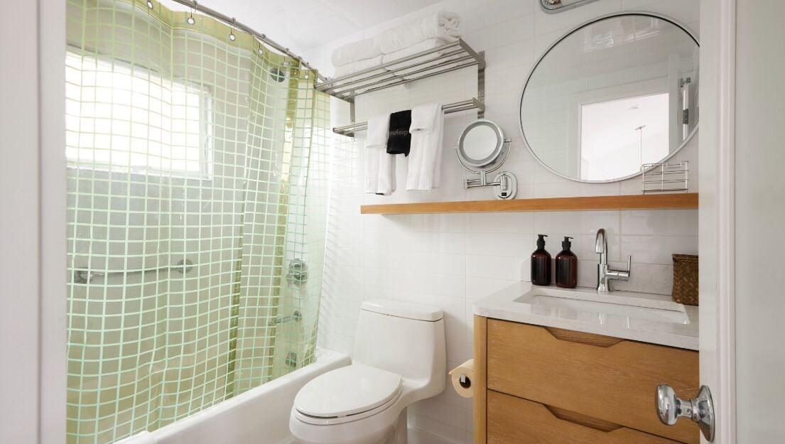 Suite, Queen Bed, Water Front، The Penny Lane 2/2