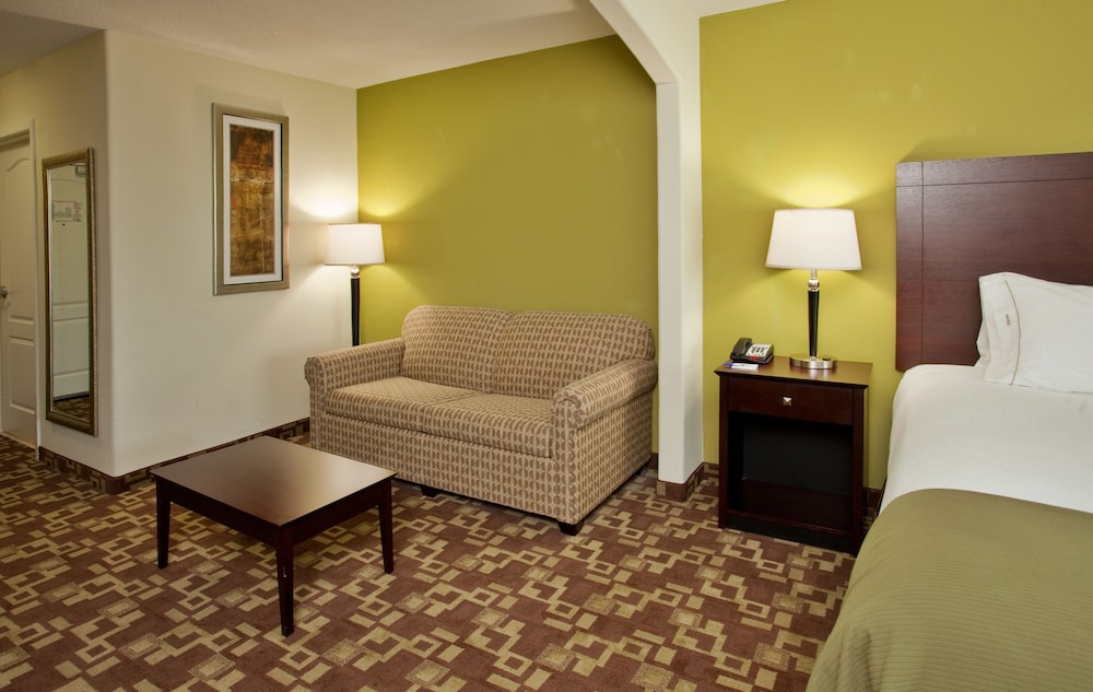 Holiday Inn Express Hotel Amp Stes Kansas City Sports Complex 36/55