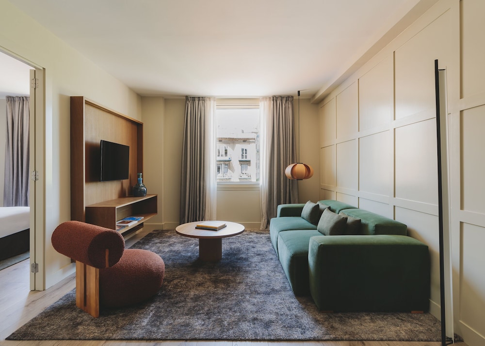 Gallery Hotel 57/75