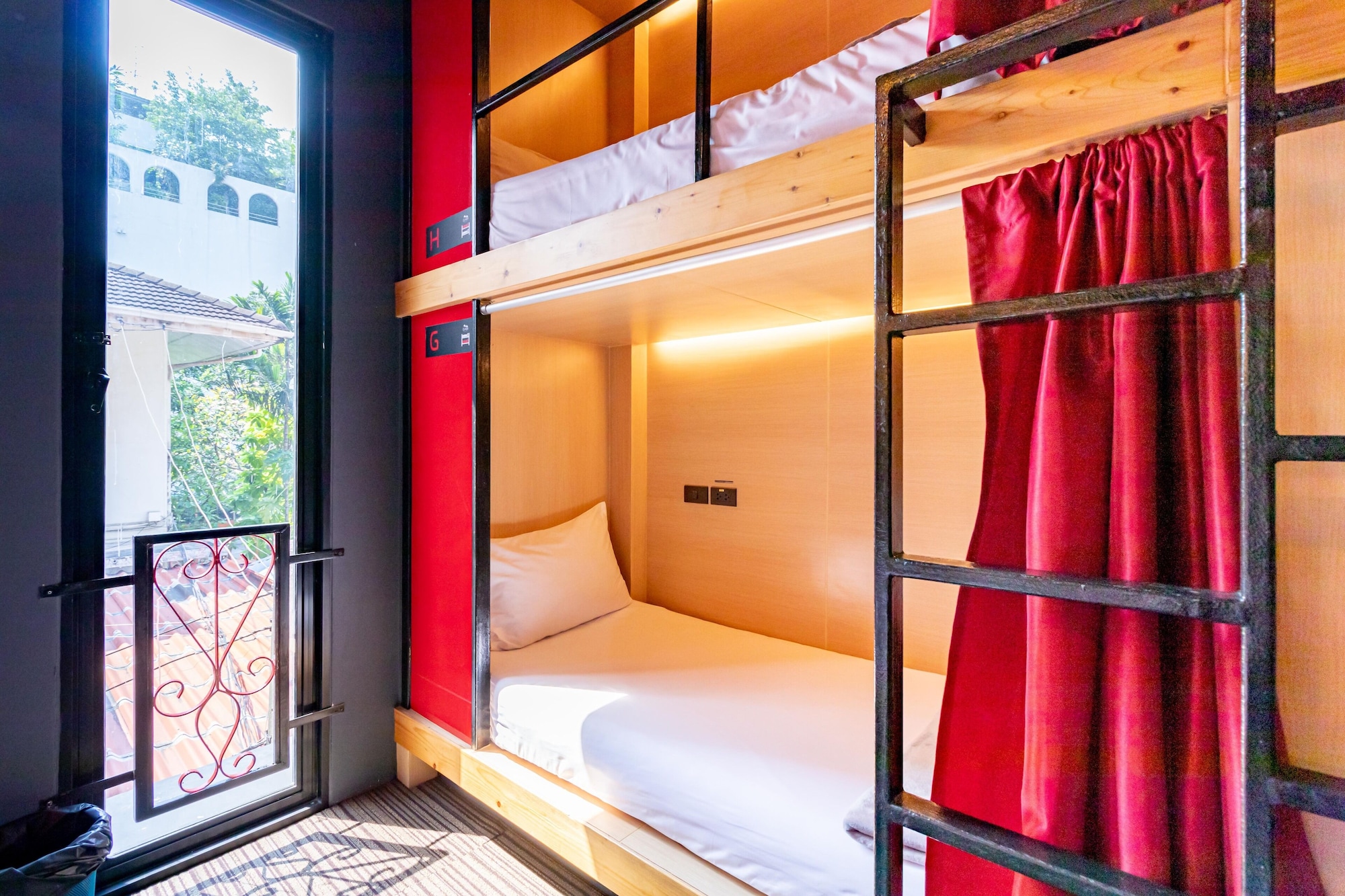 PRIVATE, 8 BEDS