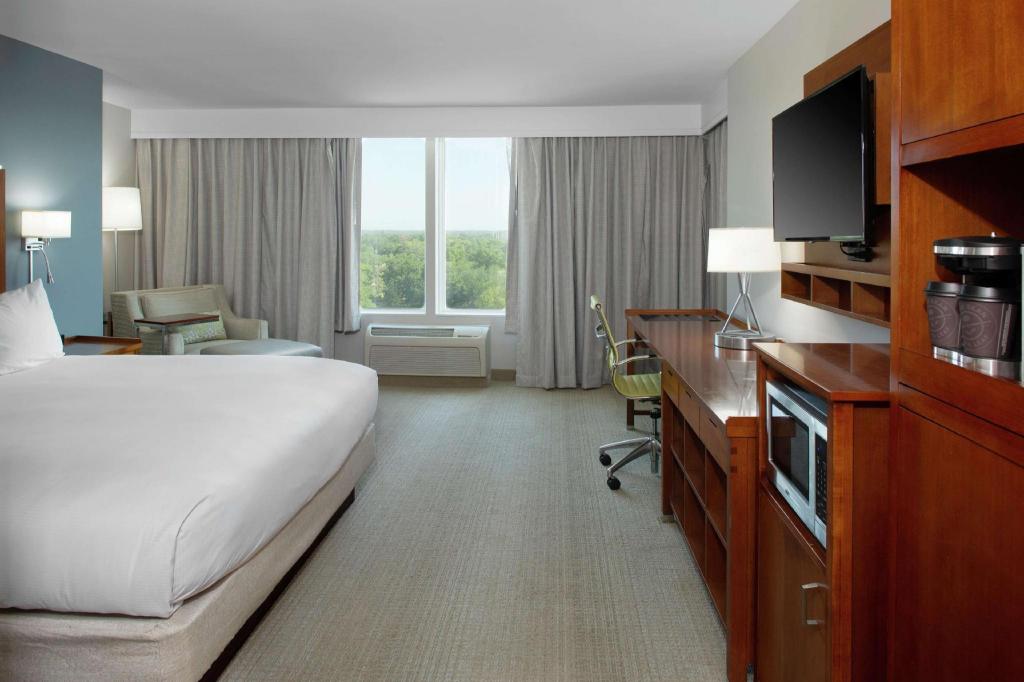 ROOM, KING BED, CORNER, ACCESSIBLE