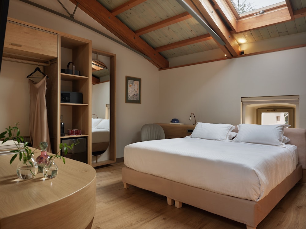 Room, Queen Bed, Attic