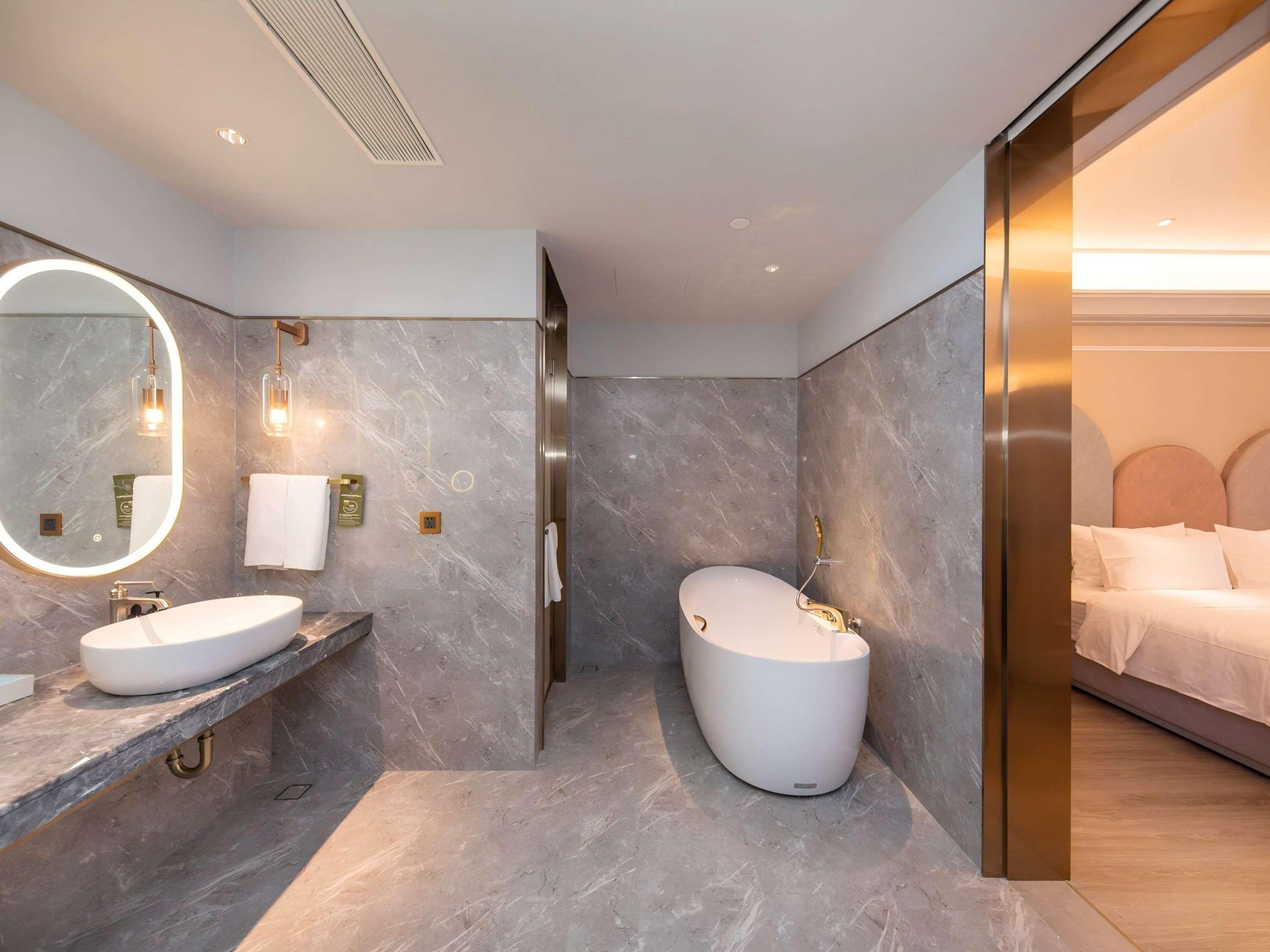 Mercure Xinyang East Railway Station 30/30