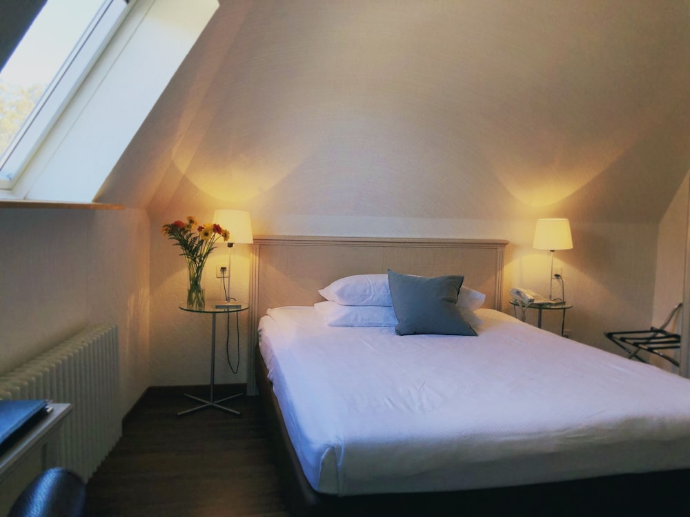 ROOM, SINGLE