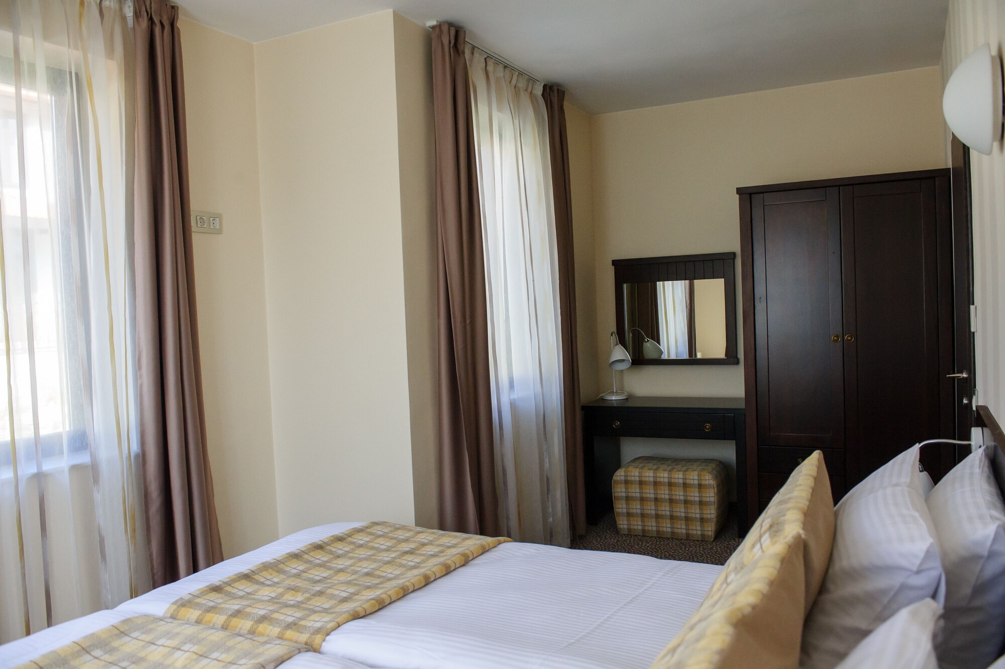 2 BEDROOMS, SENIOR, SUITE