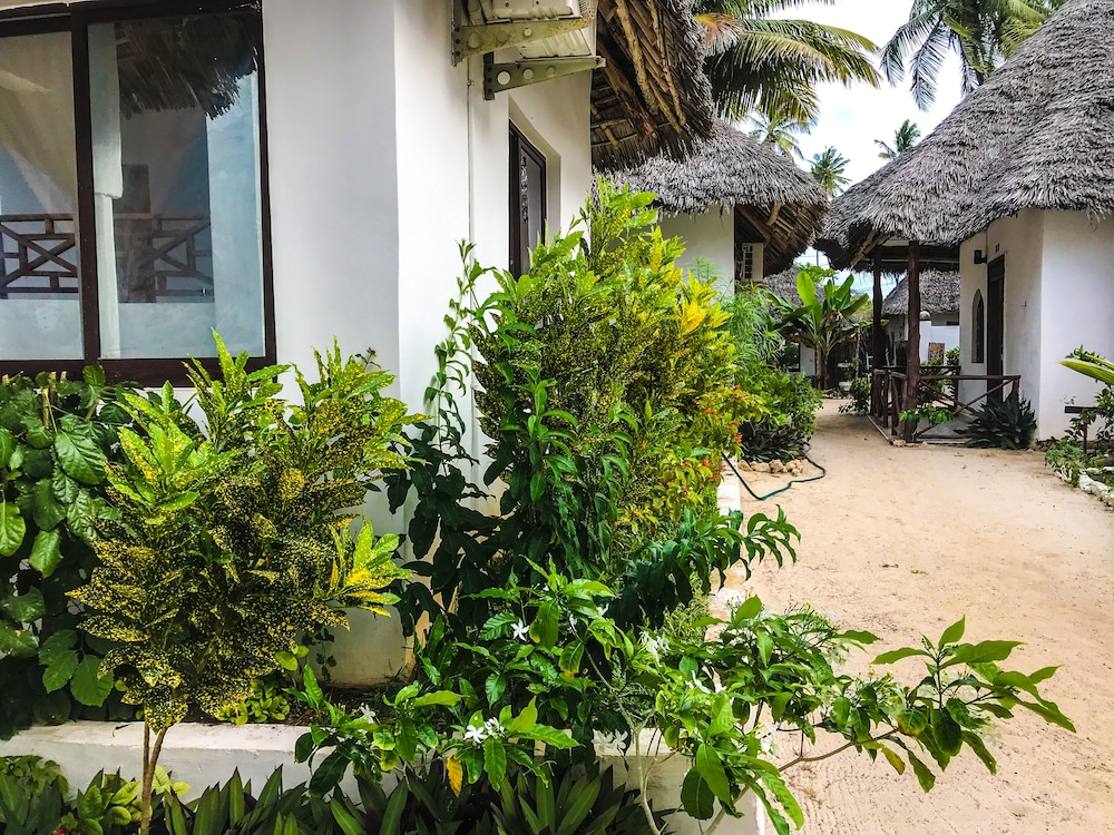 Jambiani White Sands Beach Bungalows 52/68