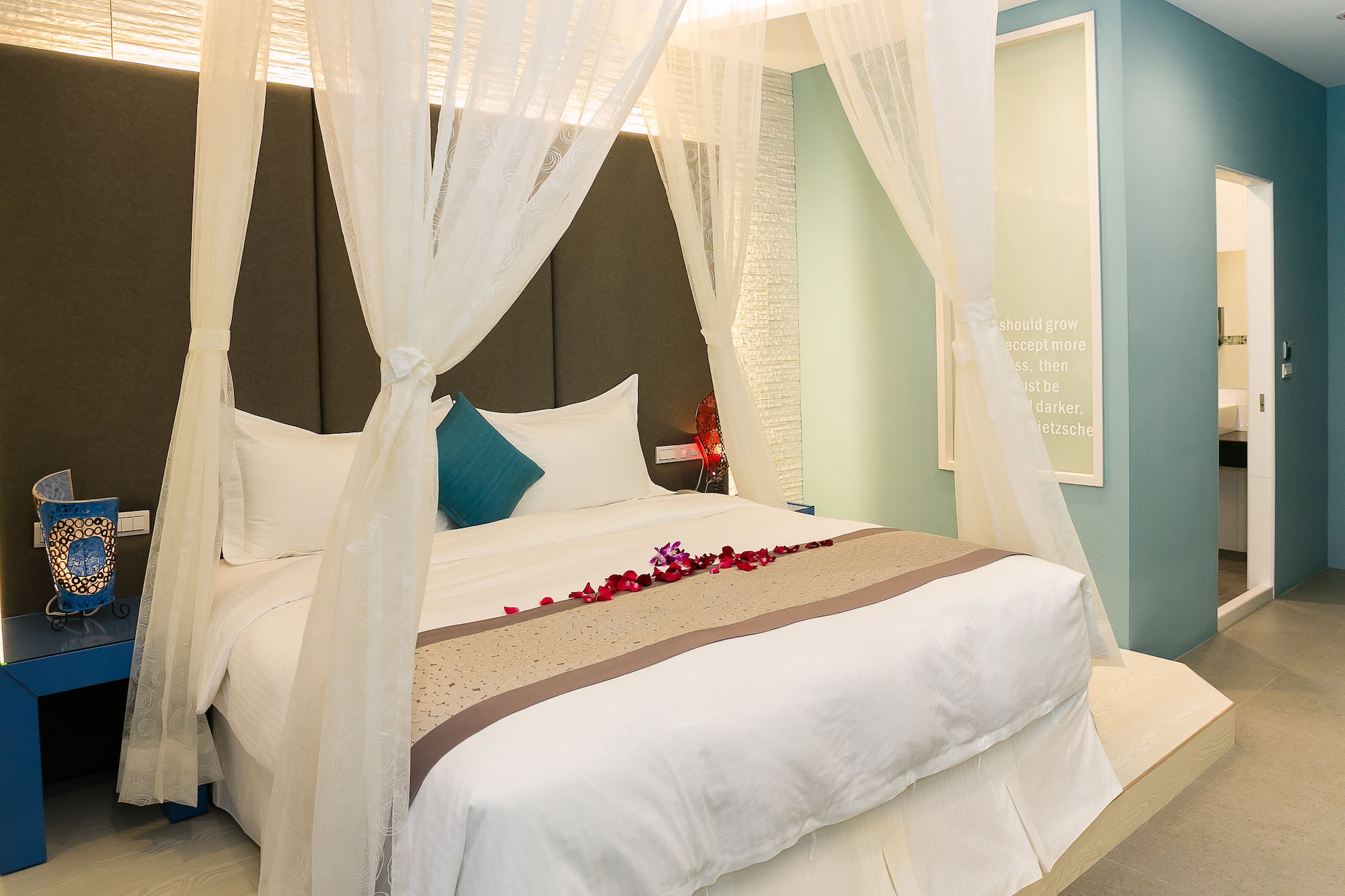 DELUXE, KING BED, BALCONY