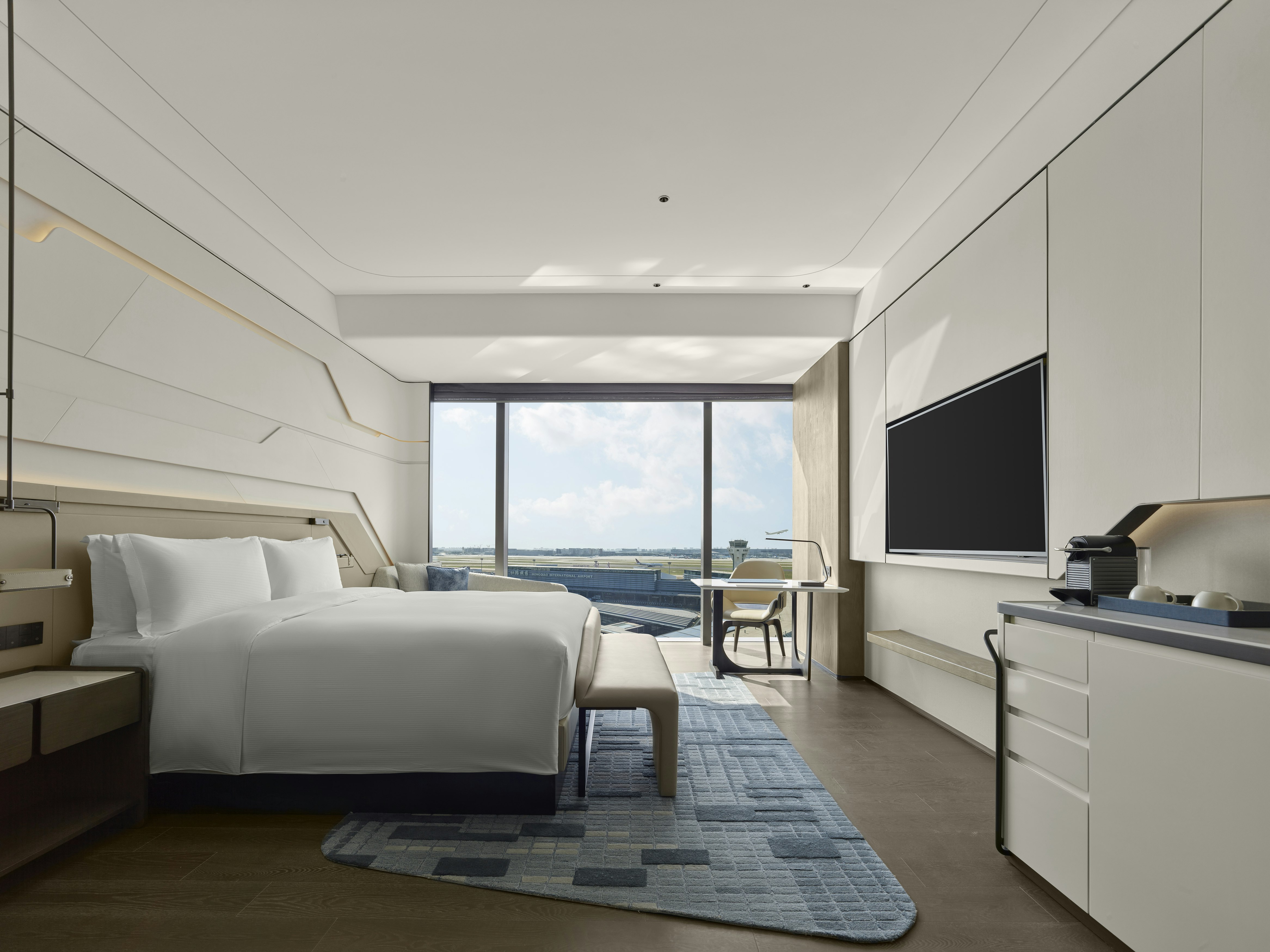DELUXE, KING BED, AIRPORT VIEW