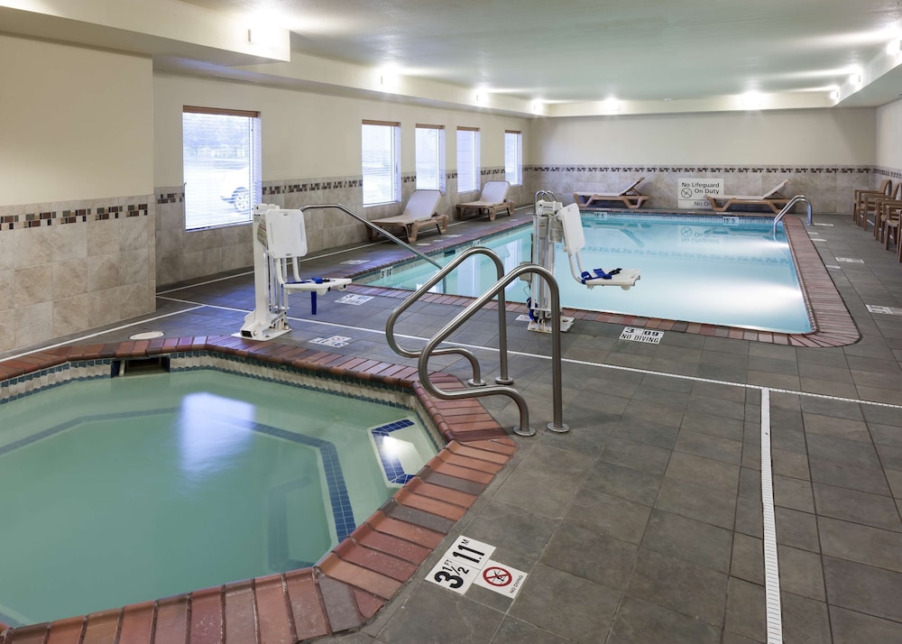 Hampton Inn Suites Davenport 24/41