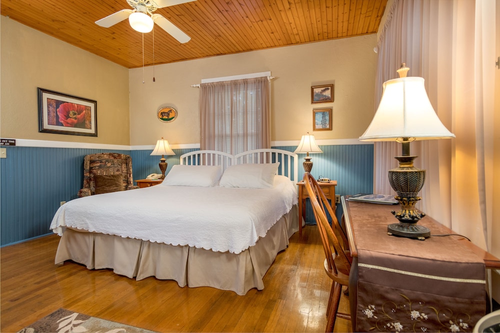 Highland Lake Inn & Resort 36/77