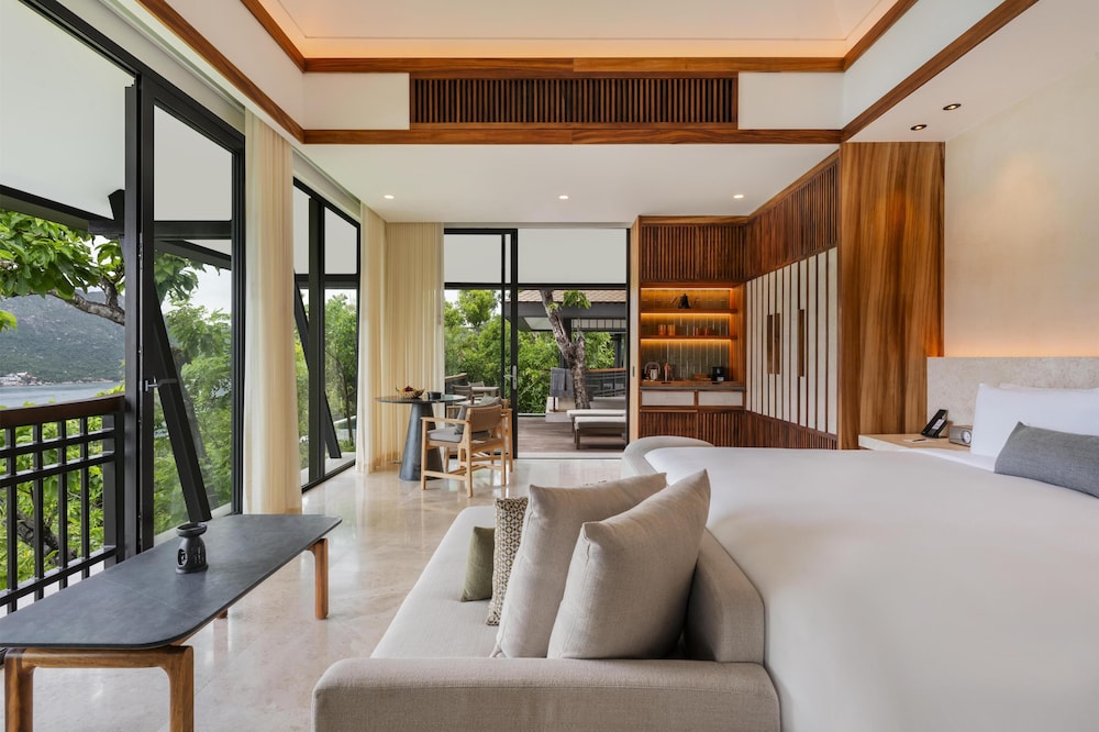 Bay View Pool Villa King