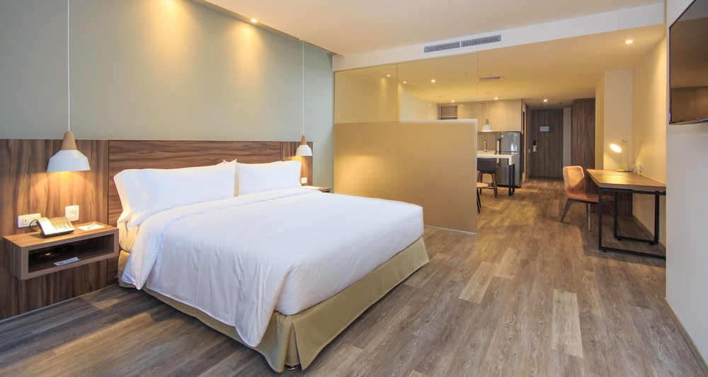 SUPERIOR, SUITE, QUEEN BED, SOFA