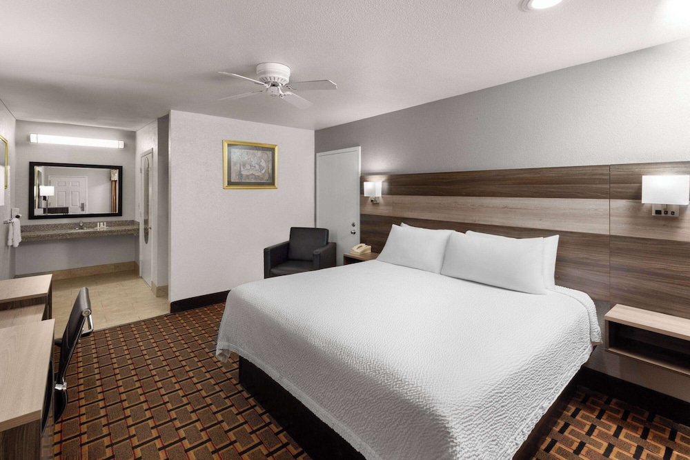 غرفة بسرير كينج لذوي الإعاقة، Ramada Limited San Angelo 2/2