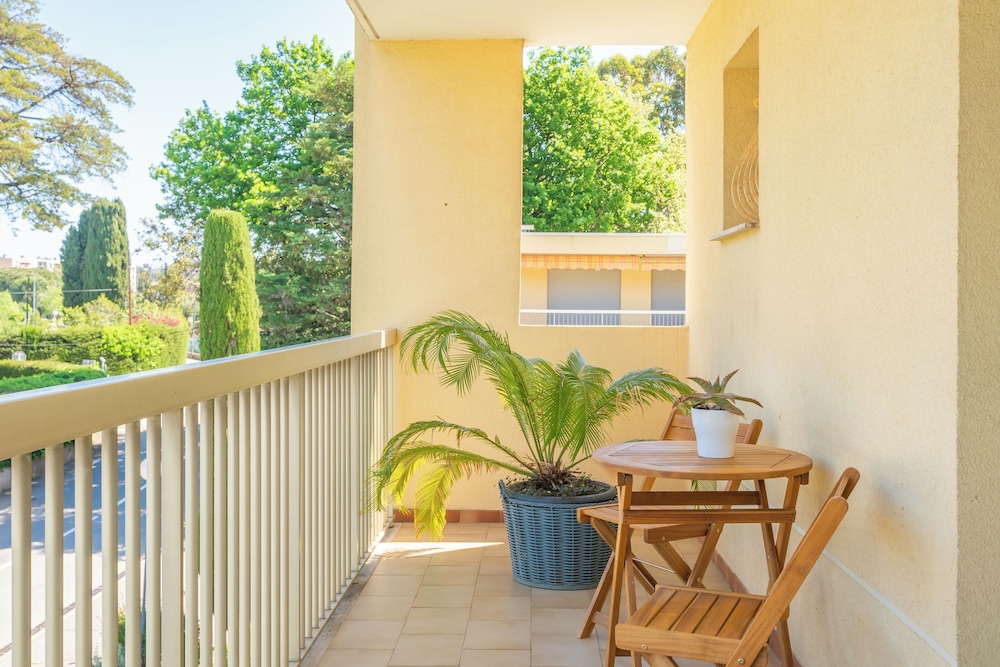 VVF Villages 'Les Eucalyptus' Juan Les Pins 17/50