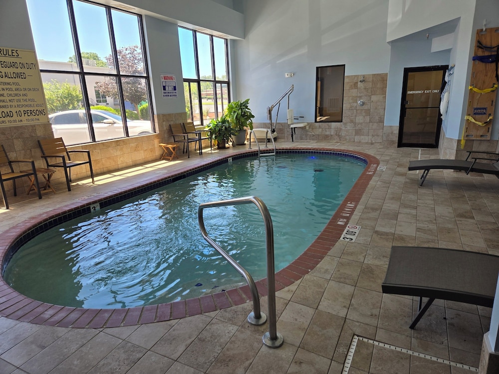 Holiday Inn Express Suites St Louis West Fenton 40/65