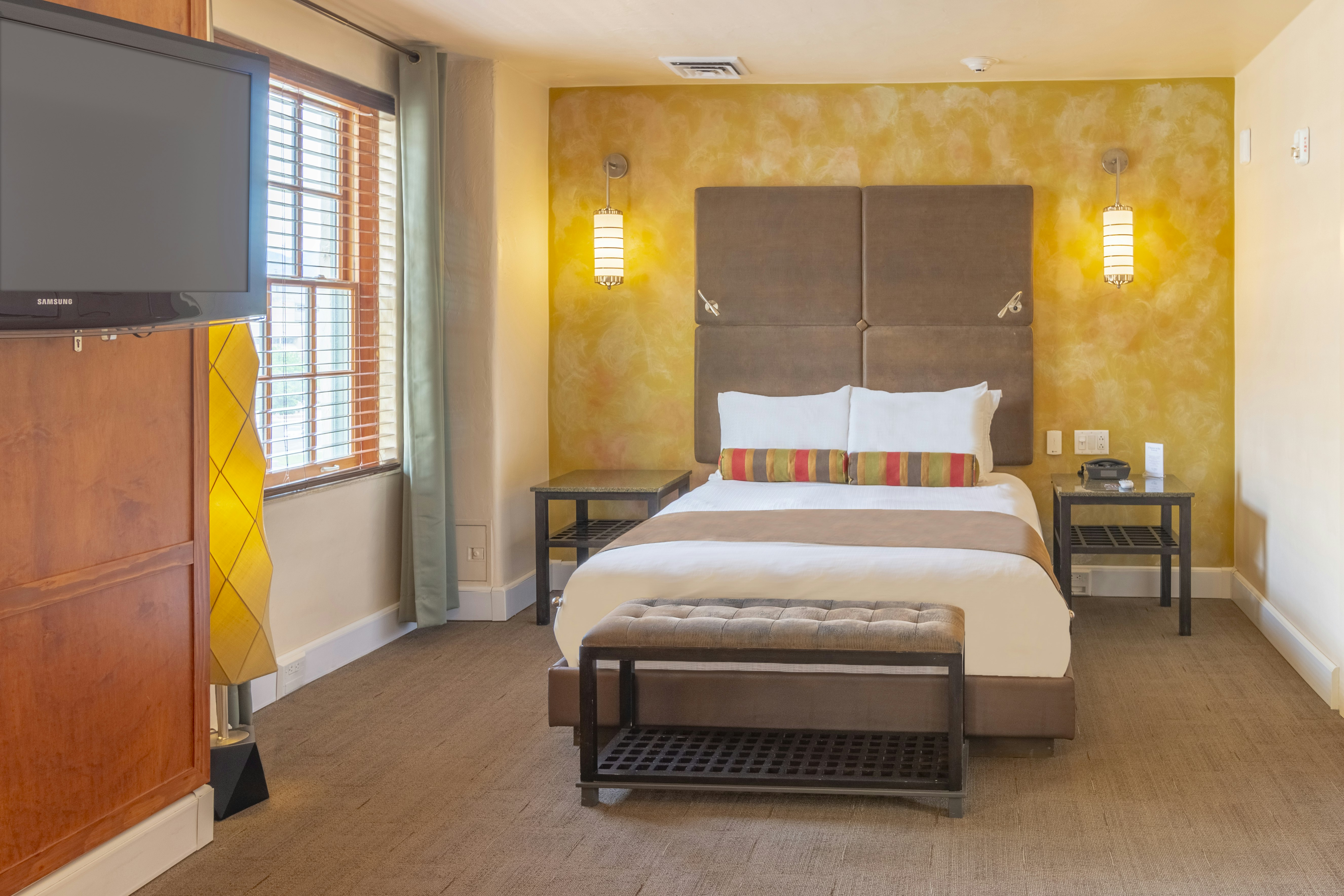 ROOM, QUEEN BED, ACCESSIBLE
