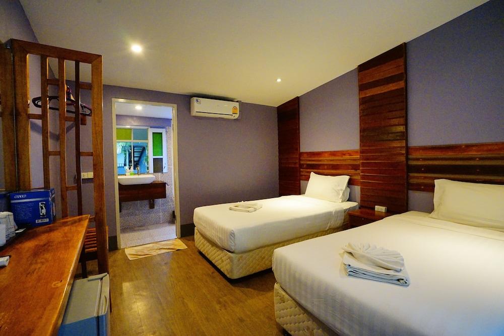 Deluxe, Twin Beds, Pool Side