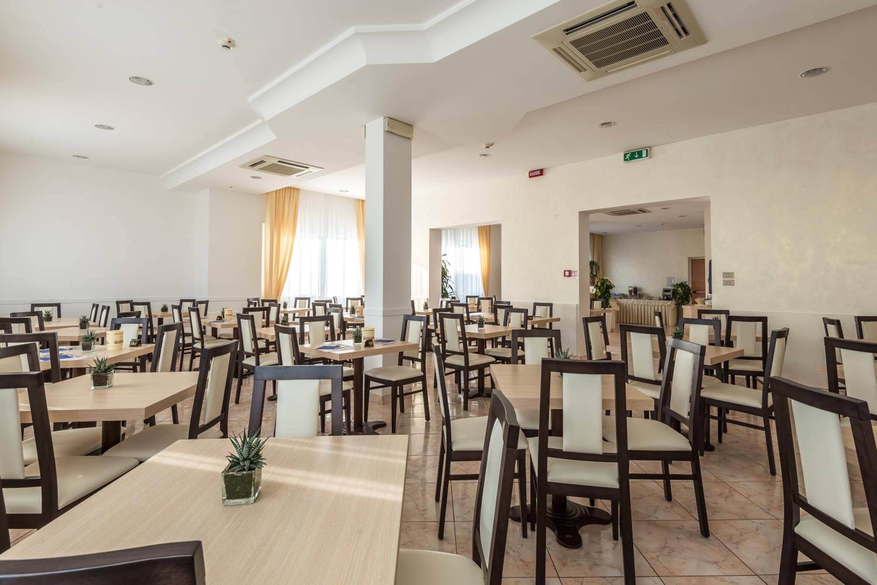 Hotel Corinna 34/50