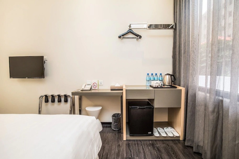 GREEN WORLD HOTEL ZHONGHUA 48/80