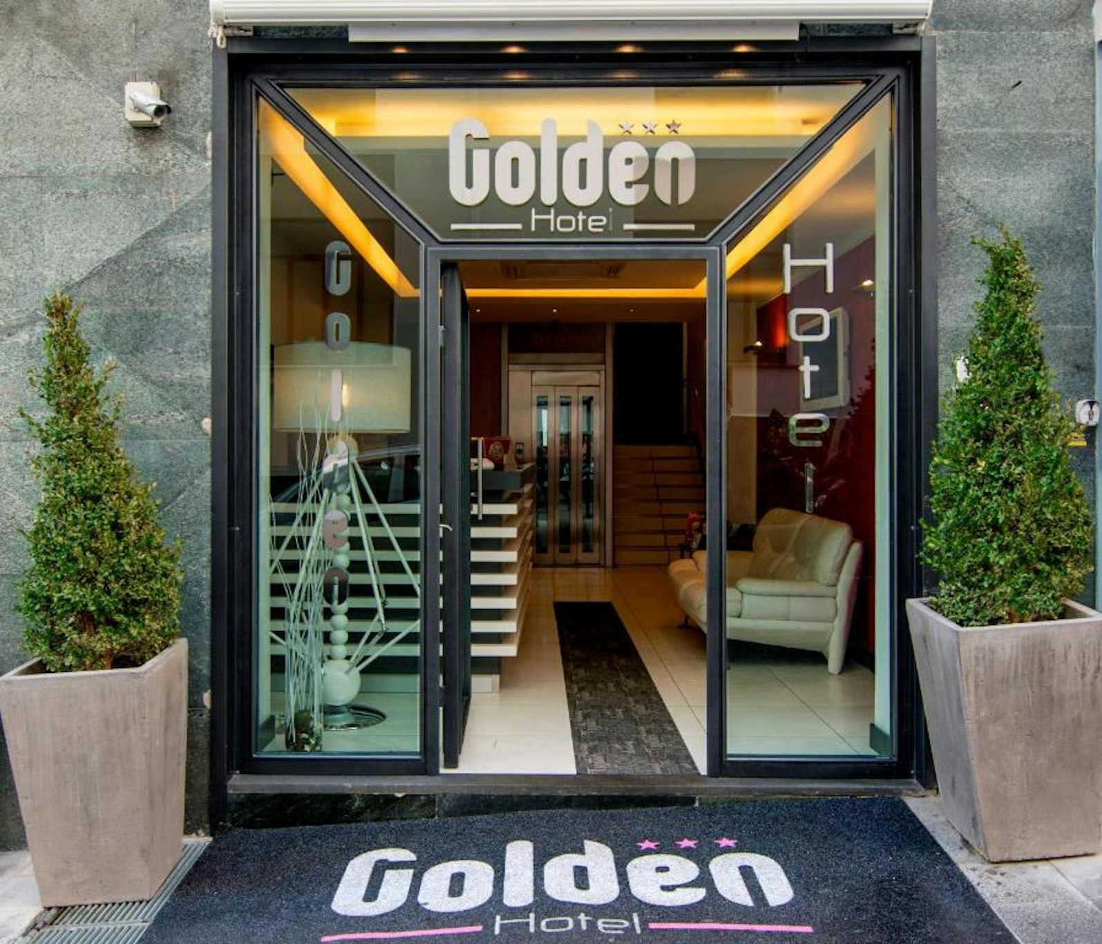 Golden Hotel 2/37