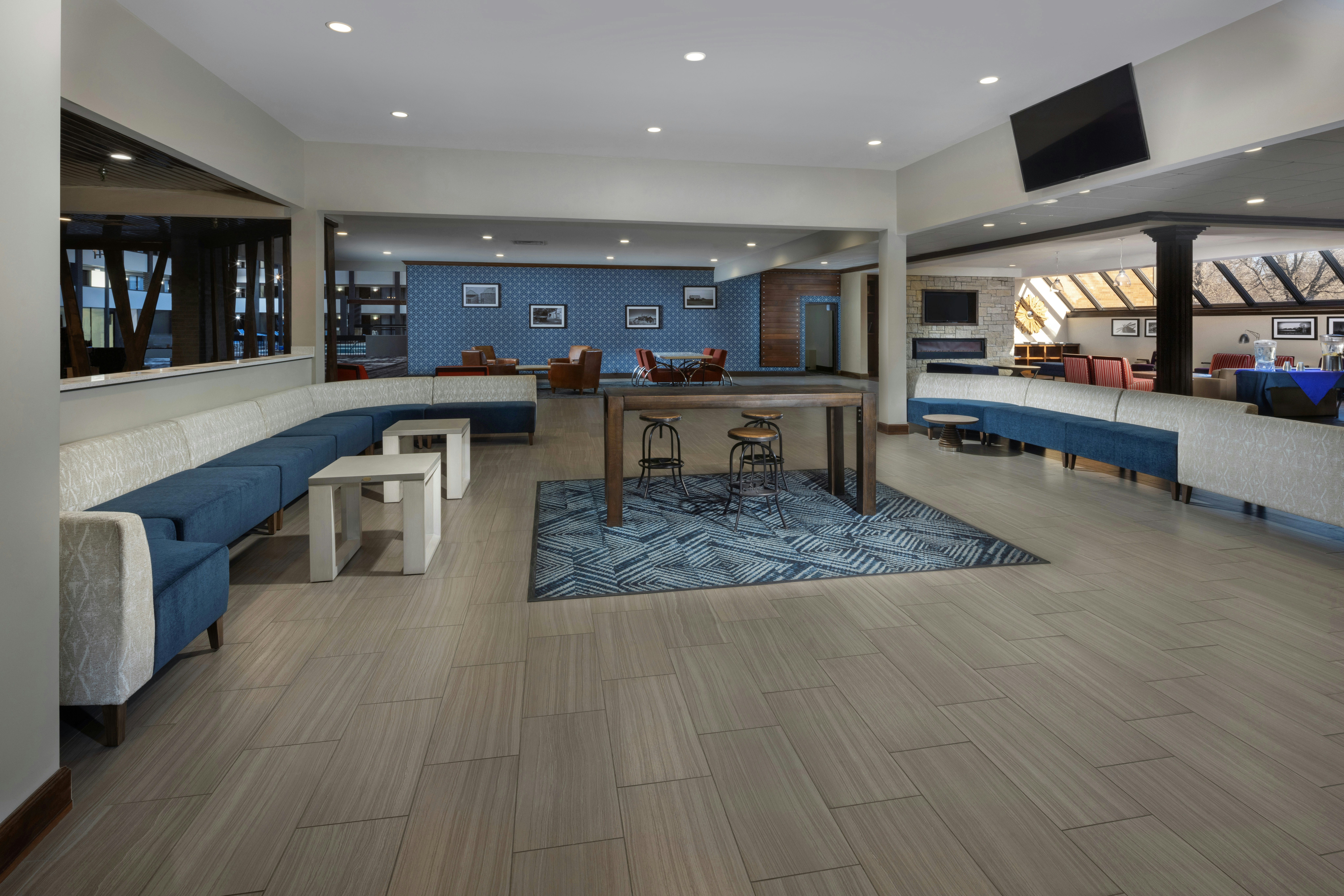 Lobby at DoubleTree by Hilton Manhattan, KS, MANHATTAN - KS