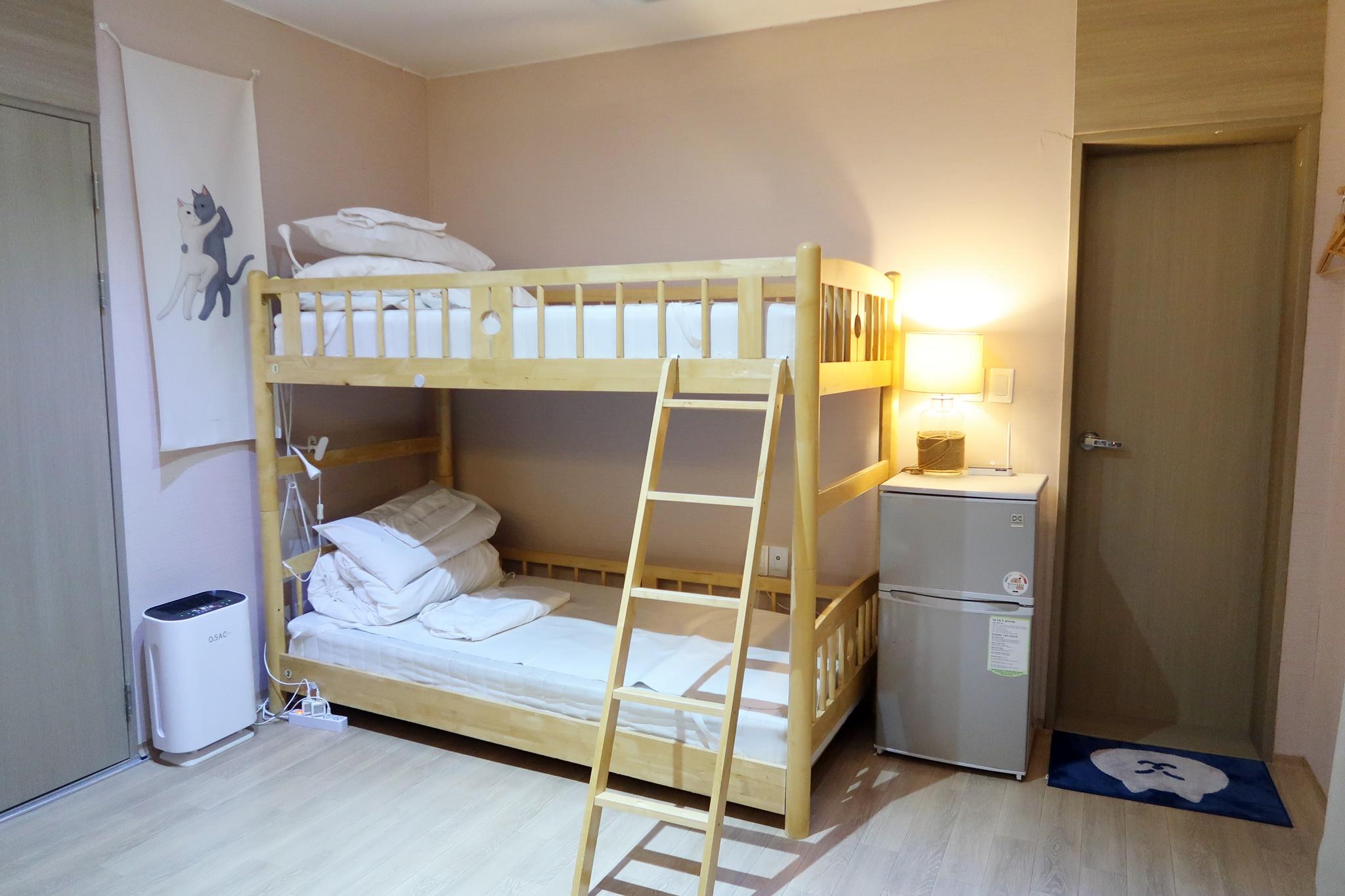 Female Dorm, 6 People